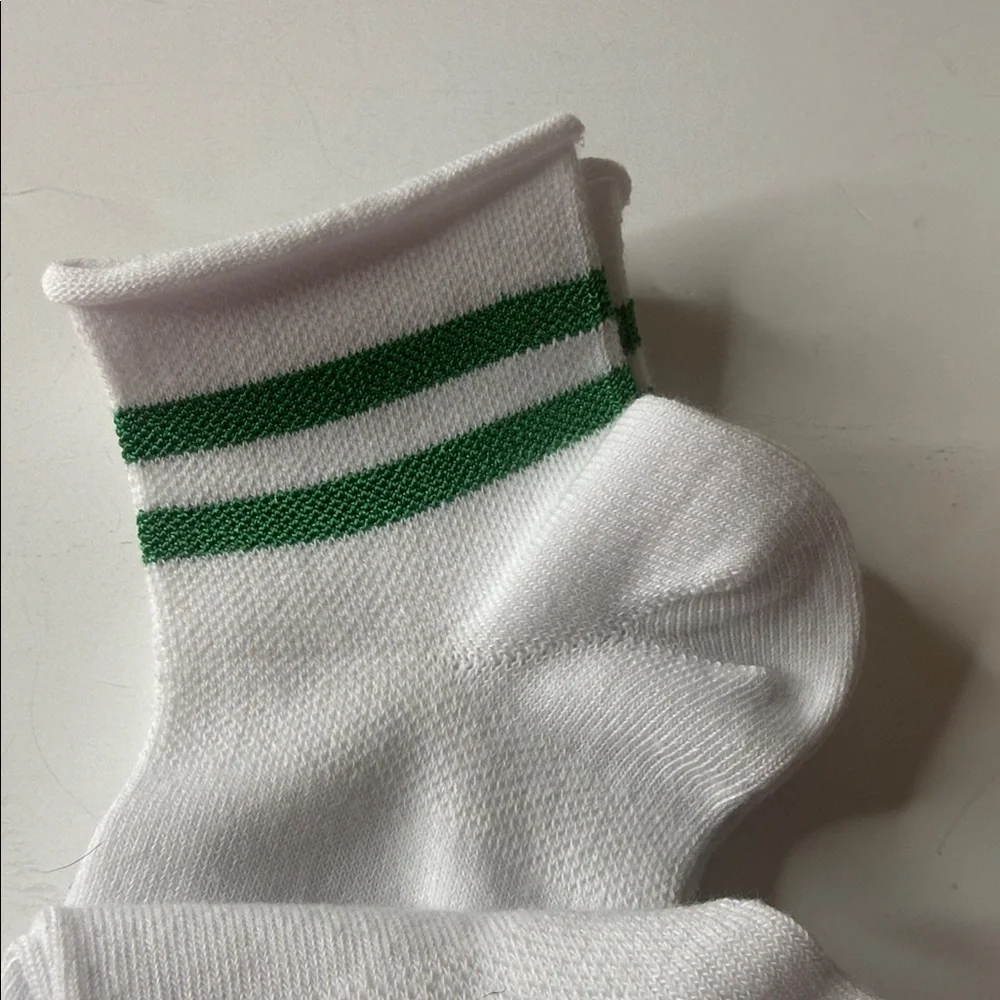 Under Armour UA Essential Lightweight Quarter Roll Socks. White Medium